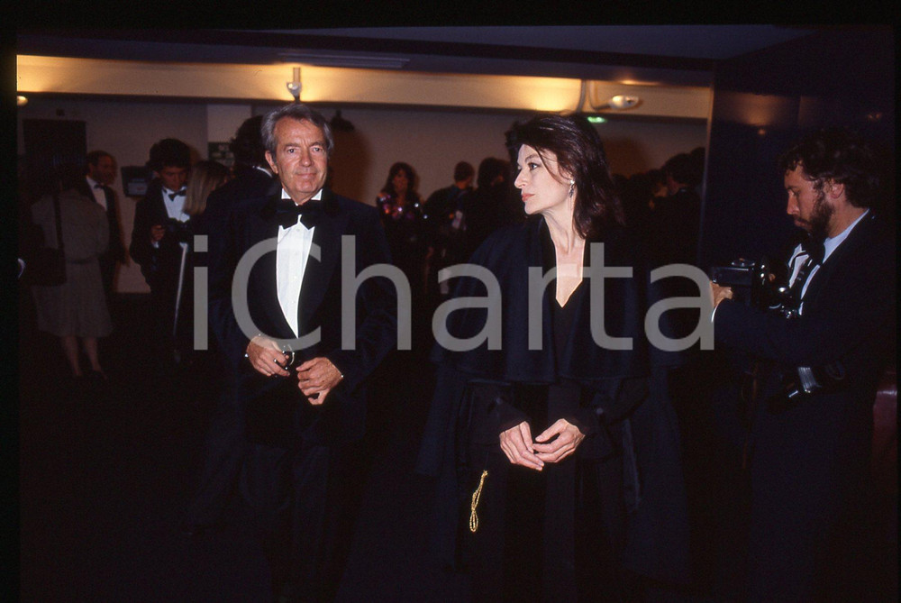 35mm vintage slide* 1990ca CINEMA FESTIVAL DI CANNES Anouk Aimée  Diapositiva originale d'epoca, in formato 35 mm.  Tutti i diritti riservati.E' severamente vietata la riproduzione. ICharta mette in vendita, sul negozio eBay e in esclusiva sul sito "icharta" il proprio archivio composto da numerose diapositive e negativi fotografici d'epoca, tutti originali e autentici, che attraversano la storia del costume italiano tra gli la fine degli anni Sessanta e Novanta.Si tratta di uno sguardo inedito sull'attualità, la politica, la vita quotidiana, il gossip e la cultura, che fotografa il cambiamento della nazione in quest'ultimo scorcio del XX secolo. Un'occasione unica per il mercato del collezionismo, che vede finalmente disponibile un archivio eccezionale per vastità, tematiche e condizioni, in un settore (il negativo fotografico e la diapositiva) di assoluta novità e dalle interessanti prospettive di investimento. CONDIZIONI:FAIR/discretoFORMATO: 35mm originale e autentica 1