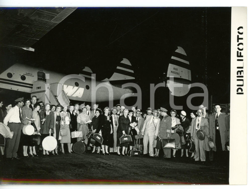 1954 ROMA CIAMPINO - TWA Operai FORD provenienti da DETROIT *Foto 18x13 cm Fotografia d'epoca con didascalia coeva al verso. CONDIZIONI: G (ma lieve sovraimpressione)FORMATO: 18x13 cm      originale e autentica 1
