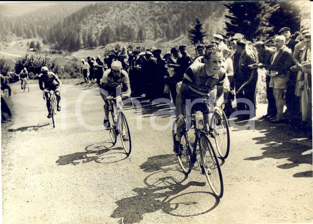 1956 CYCLISME TOUR DE FRANCE Richard VAN GENECHTEN suivi de Fernand PICOT Photo