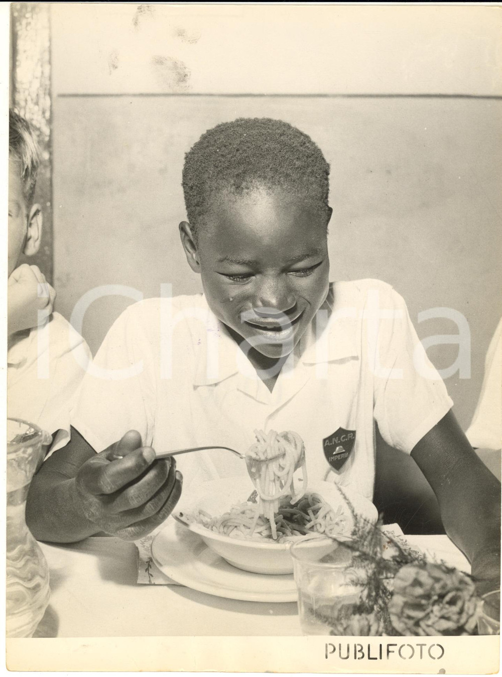 1955 ca IMPERIA Bambino dell'ALTO VOLTA divertito con piatto di spaghetti *Foto