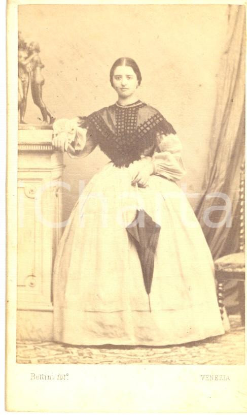 Fotografia d epoca originale 1870 ca VENEZIA Ritratto di donna con ombrello Fotografia GIUSEPPE BETTINI 1