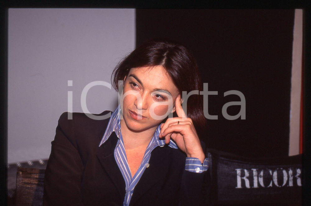 35mm vintage slide* 2000 ca ITALIA TELEVISIONE Daria BIGNARDI Ritratto (4)  Diapositiva d'epoca, in formato 35 mm.CONDIZIONI: GOOD   Tutti i diritti riservati.E' severamente vietata la riproduzione. ICharta mette in vendita, sul negozio eBay e in esclusiva sul sito "icharta" il proprio archivio composto da numerose diapositive e negativi fotografici d'epoca, tutti originali e autentici, che attraversano la storia del costume italiano tra gli la fine degli anni Sessanta e Novanta.Si tratta di uno sguardo inedito sull'attualit&agrave;, la politica, la vita quotidiana, il gossip e la cultura, che fotografa il cambiamento della nazione in quest'ultimo scorcio del XX secolo. Un'occasione unica per il mercato del collezionismo, che vede finalmente disponibile un archivio eccezionale per vastit&agrave;, tematiche e condizioni, in un settore (il negativo fotografico e la diapositiva) di assoluta novit&agrave; e dalle interessanti prospettive di investimento.  originale e autentica 1