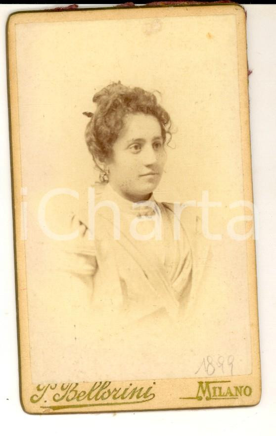 Fotografia d epoca originale 1899 MILANO Ritratto di donna in abito bianco Fotografia Paolo BELLORINI CDV 1