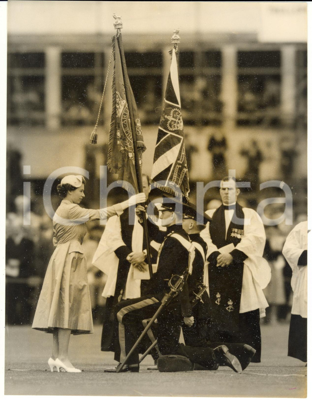 Fotografia d epoca originale 1955 LONDON ELIZABETH II presenting new Colours to Honourable Artillery Company 1