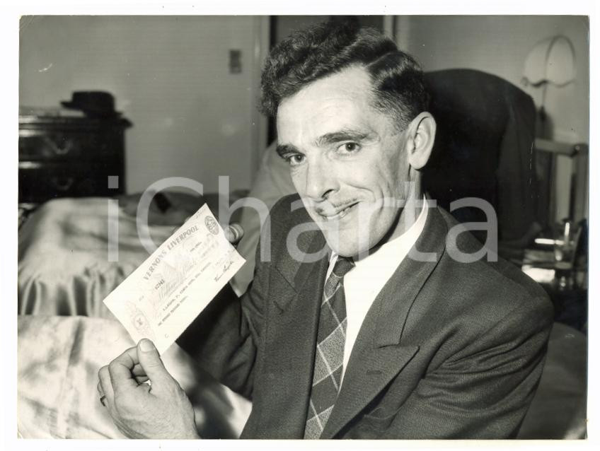1960 LONDON - ALDWYCH Stanley WILSON won Vernons Treble Chance fooftball pool Fotografia d'epoca con didascalia coeva.   CONDIZIONI: FAIR (lievi piegature agli angoli di sinistra) FORMATO: 20x15 cm     originale e autentica 1