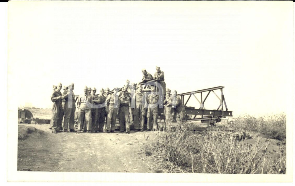 Fotografia d epoca originale 1930 ca CASTEL MAGGIORE BO Militari GENIO FERROVIERI posano su una struttura 1