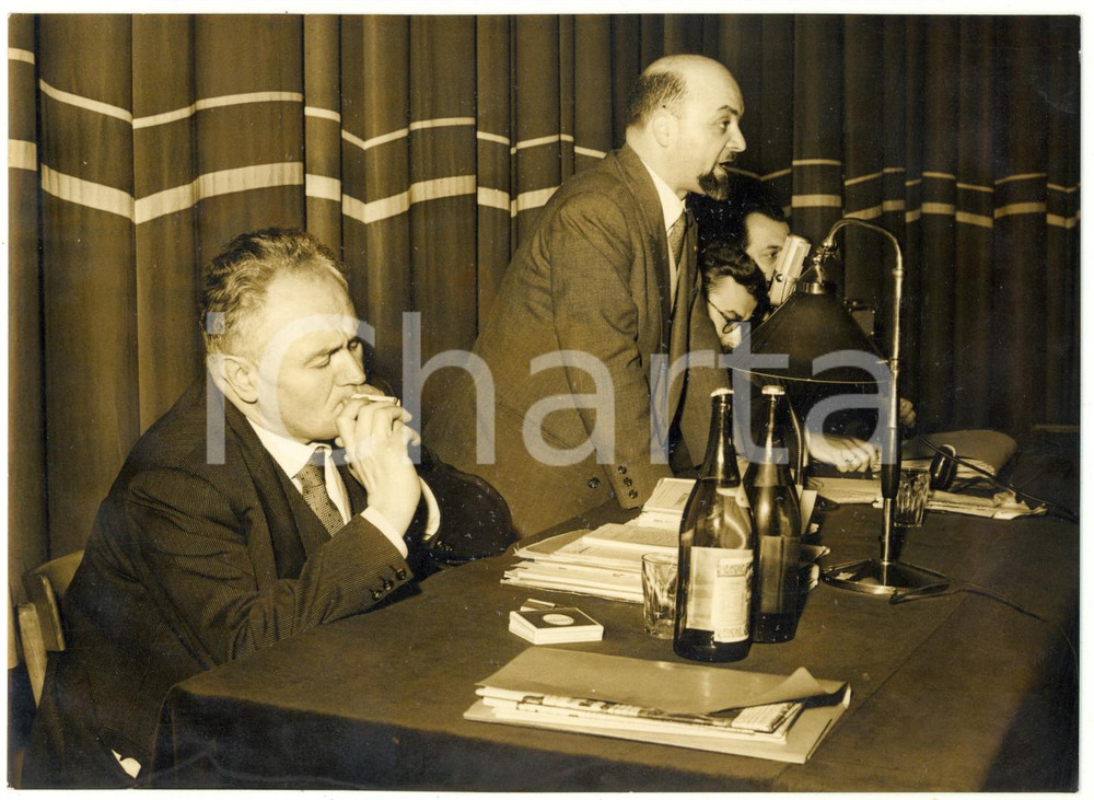 1963 TORINO Cinema LUX - Giuseppe RAPELLI ascolta sindacalista Edoardo ARRIGHI