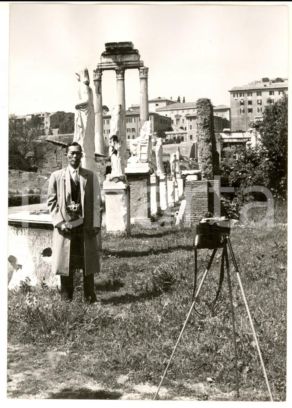 1955 ROMA COSTUME Turista giapponese ai Fori Imperiali *Foto 13x18 cm