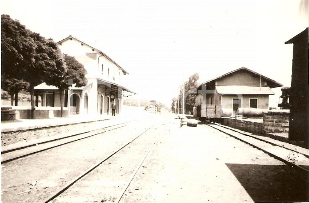 Fotografia d'epoca originale 1950 ca BILBAO (ESPANA) Capostazione attende l'arrivo del treno *Fotografia 11x7 1
