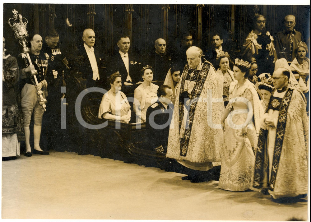 1953 LONDON Queen Elizabeth at Westminster Abbey for Coronation *Photo 24x18 cm Fotografia d'epoca, con didascalia coeva al verso.  CONDIZIONI: G     originale e autentica 1