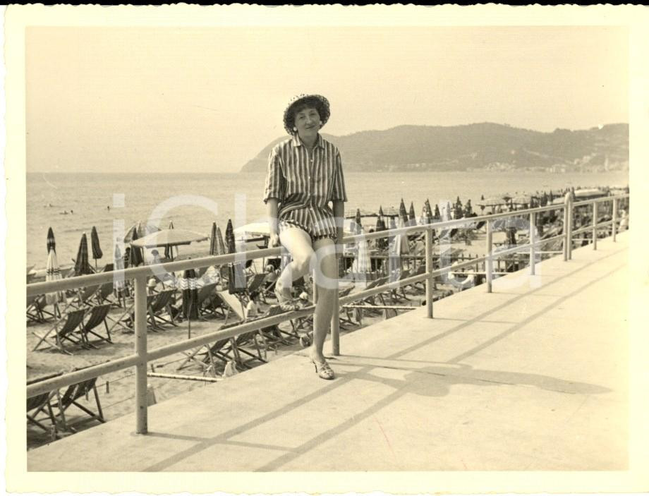 Fotografia d epoca originale 1950 ca ALASSIO Ritratto di donna sul lungomare Foto MANFREDI VINTAGE 12x9 cm 1