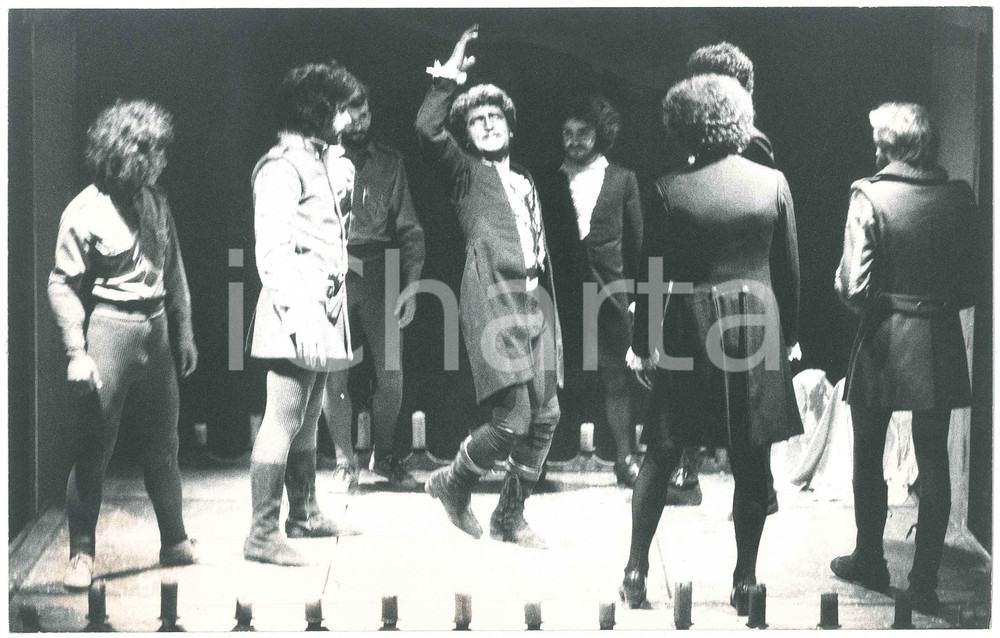 1976 TEATRO "Tito Andronico" - Regia R. MAIELLO - Giorgio DEL BENE - Foto  Fotografia originale, con didascalia e timbro del fotografo al verso.FOTOGRAFO: Luigi Ciminaghi - Milano FAIR/discreto piegature angolari Formato: 30x20 cm originale e autentica 1