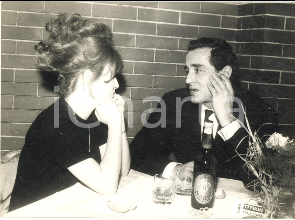1963 CINEMA Vittorio GASSMAN a cena con Edmonda ALDINI - Foto 18x13 cm