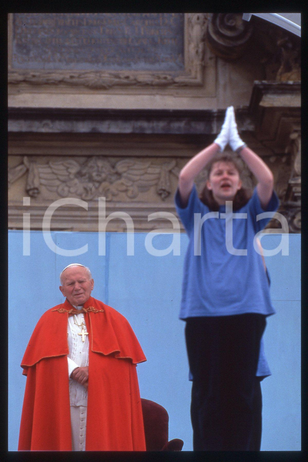 35mm vintage slide* 1995, Czechoslovakia, Olomouk, Giovanni Paolo II (4)  Diapositiva d'epoca, in formato 35 mm.CONDIZIONI: GOODE' severamente vietata la riproduzione. Tutti i diritti sono riservati.Nella diapositiva ICharta mette in vendita, sul negozio eBay e in esclusiva sul sito "icharta" il proprio archivio composto da numerose diapositive e negativi fotografici d'epoca, tutti originali e autentici, che attraversano la storia del costume italiano tra gli la fine degli anni Sessanta e Novanta.Si tratta di uno sguardo inedito sull'attualit&agrave;, la politica, la vita quotidiana, il gossip e la cultura, che fotografa il cambiamento della nazione in quest'ultimo scorcio del XX secolo. Un'occasione unica per il mercato del collezionismo, che vede finalmente disponibile un archivio eccezionale per vastit&agrave;, tematiche e condizioni, in un settore (il negativo fotografico e la diapositiva) di assoluta novit&agrave; e dalle interessanti prospettive di investimento.  FAIR/discreto   originale e autentica 1