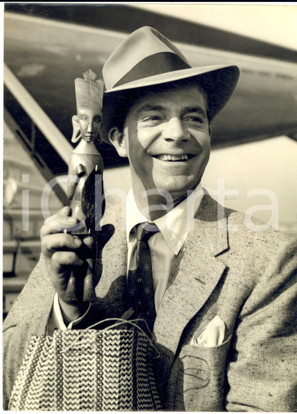 1953 LONDON Airport - Dana ANDREWS and his souvenir from Africa - Photo 15x20 cm