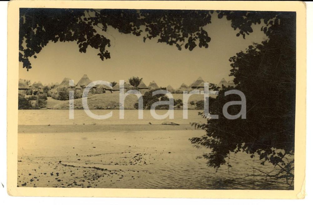 Fotografia d epoca originale 1940 ca AOI ETIOPIA Un villaggio tradizionale visto dal fiume Foto 18x13 cm 1
