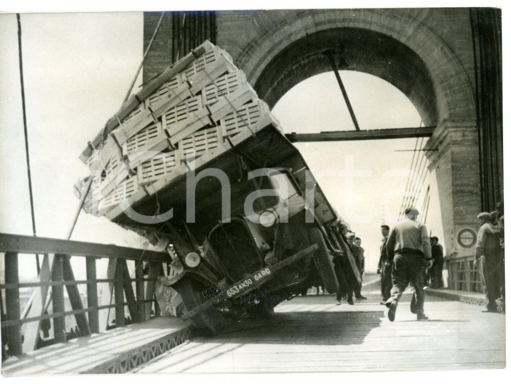 1957 BEAUCAIRE (F) Camion carico di merci in bilico su ponte sospeso *Foto 18x13