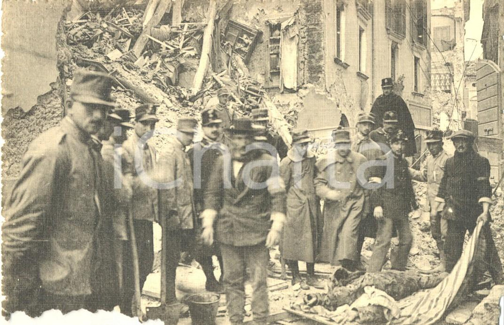 Cartolina originale da collezione 1915 SORA (FR) TERREMOTO Militari in via VOLSCI recuperano cadaveri vittime RARA 1