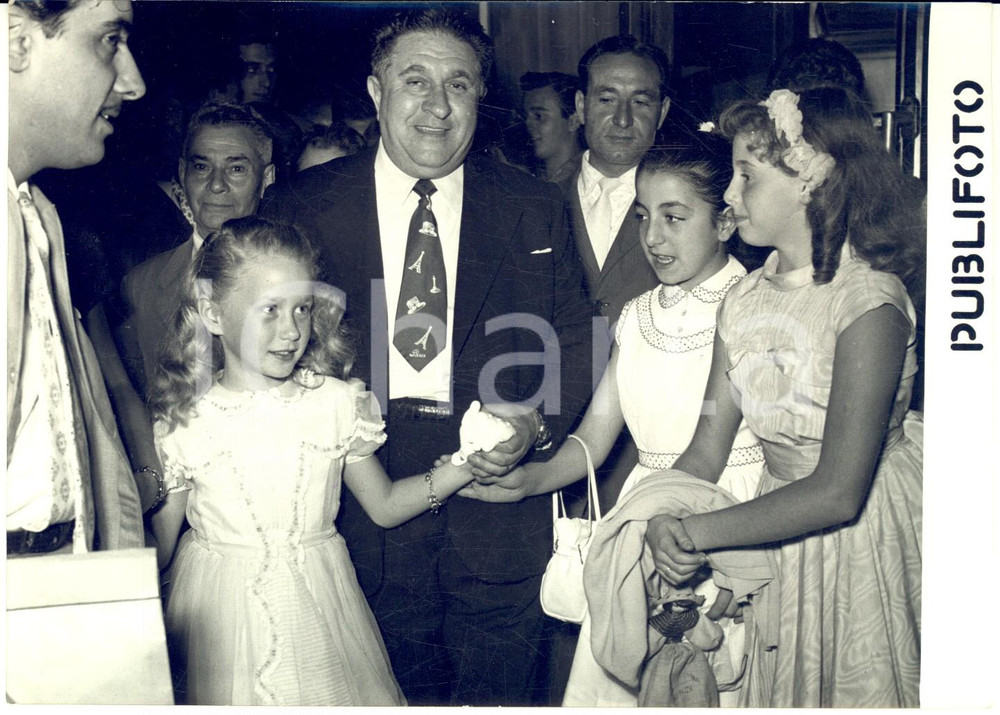 1954 ROMA Attrice bambina Brigitte FOSSEY alla prima de "La corda d'acciaio" Fotografia d'epoca con didascalia coeva al verso.  CONDIZIONI: G (ma sovraimpressione circolare) FORMATO: 18x13 cm    originale e autentica 1
