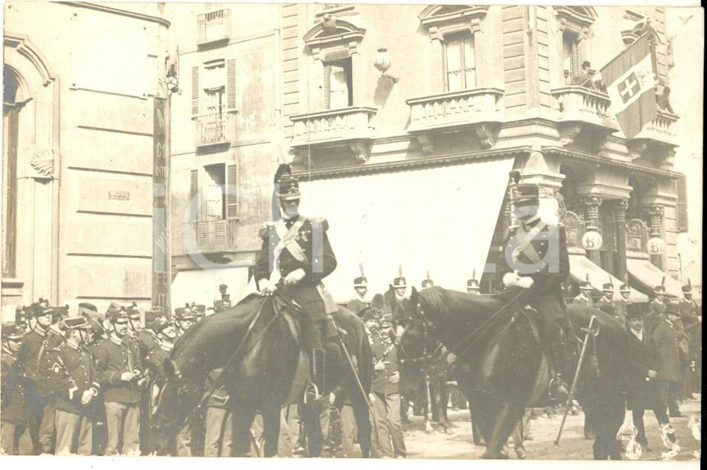 Cartolina originale da collezione 1915 ca MILANO Ufficiali di artiglieria in parata a cavallo Cartolina NPG 1