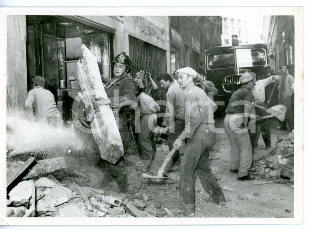 1960 GENOVA Pompieri e operai rimuovono macerie del crollo di un edificio *Foto Fotografia d'epoca con didascalia coeva.  CONDIZIONI: G (ma lievi difetti di stampa) FORMATO: 18x13 cm     originale e autentica 1