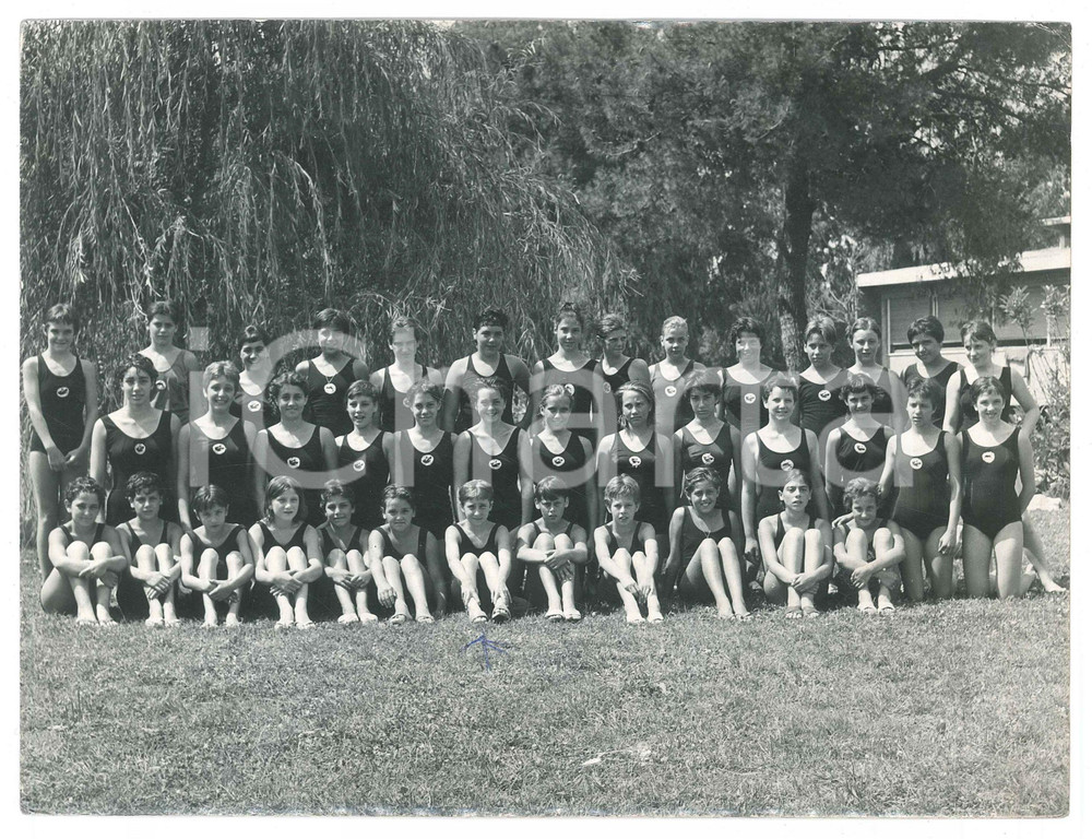 Fotografia d epoca originale 1965 ca Area di ROMA  NUOTO  Gruppo di bambine di una scuola Foto 24x18 cm 1