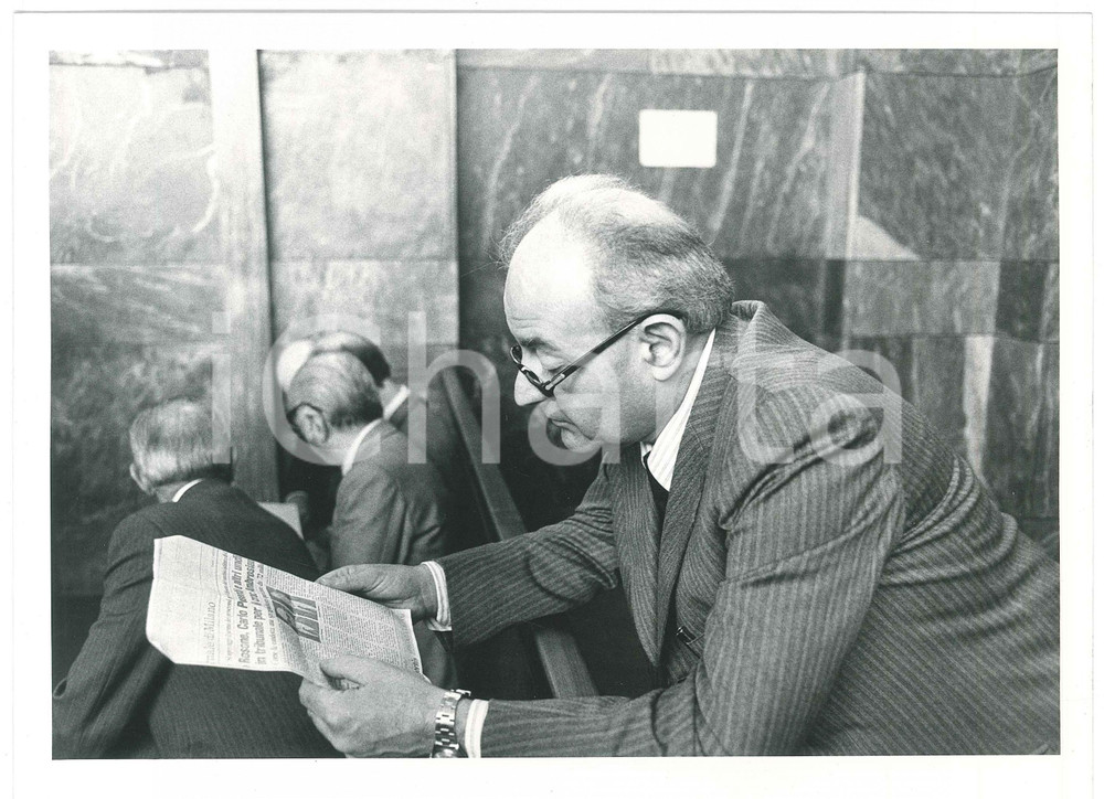 Fotografia d epoca originale 1985 ca TRIBUNALE DI MILANO Enrico MIORINI legge il giornale  Foto 24x18 cm 1