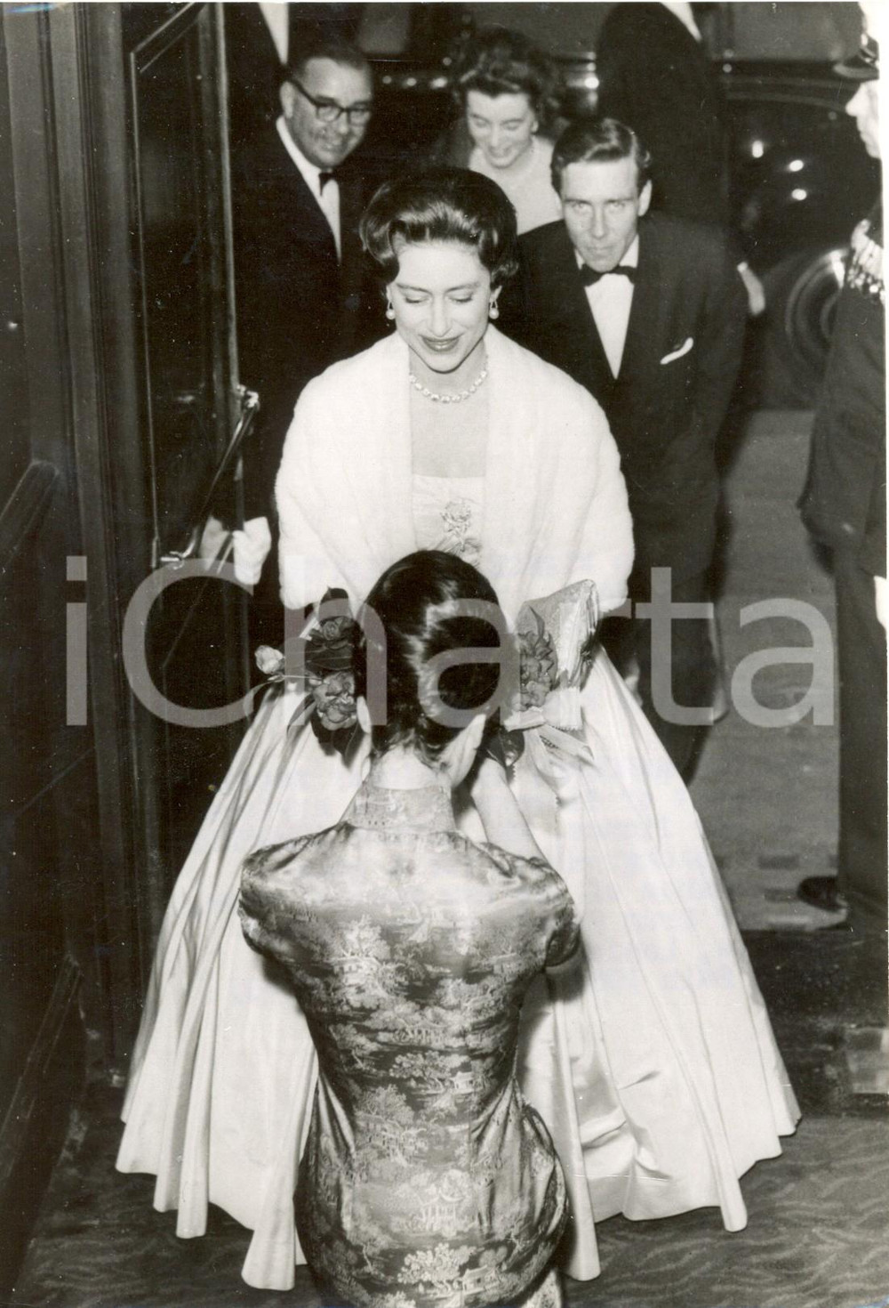 Fotografia d epoca originale 1960 LONDON  FLOWER DRUM SONG Gala  Princess Margaret receives a bouquet 1
