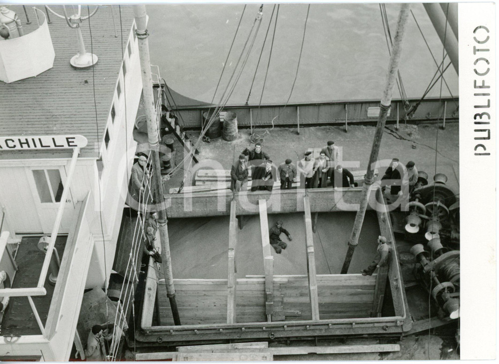 1955 ca NAPOLI - Arrivo piroscafo ACHILLE LAURO con carico di grano