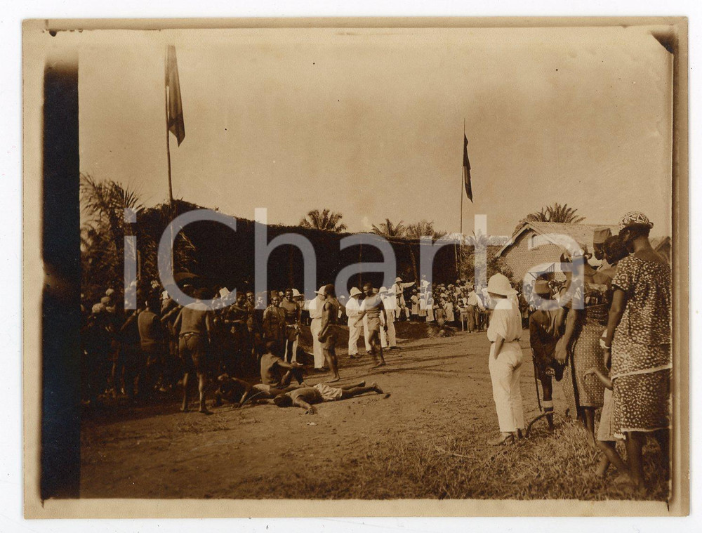 1930 ca CONGO BELGE Belges visitent un village congolais - Photo 12x9 cm (2) Fotografia d'epoca. FAIR/discreto Lievi smussature agli angoli Formato: 12x9 originale e autentica 1