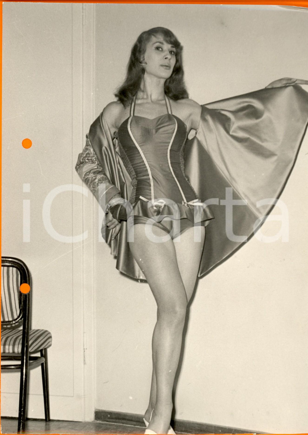 Fotografia d epoca originale 1960 ca MILANO STORIA DELLA MODA Modella in lingerie con mantella Foto 1