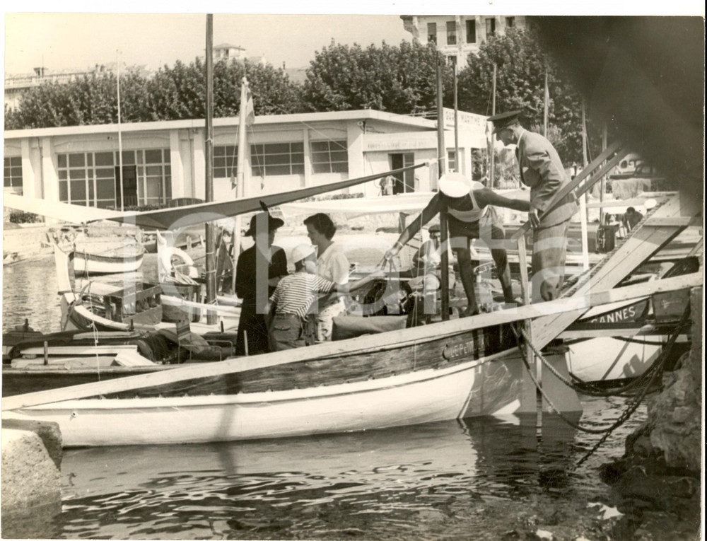 Fotografia d epoca originale 1960 ca CANNES Famiglia reale d Olanda sulla barchetta PETIT JEAN Foto 24x18 1