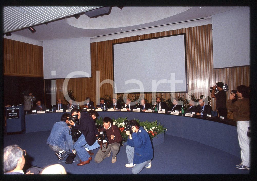 35mm vintage slide* 1992 MILANO - ASSOLOMBARDA Fotografi in azione all'assemblea