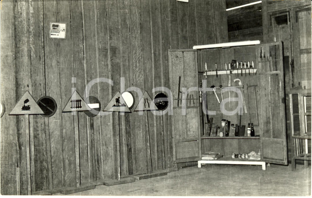 Fotografia d epoca originale 1960 ca CAMBOGIA Laboratorio nuova scuola  Utensili e cartelli stradali Foto 1