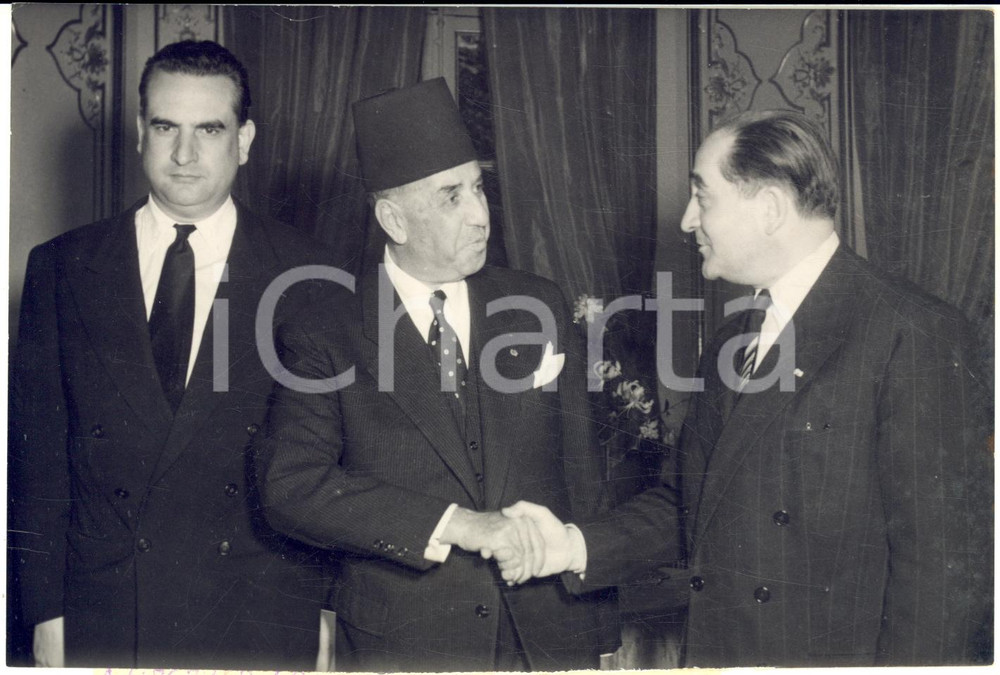 1954 PARIS Premier turco Tahar BEN AMMAR incontra Pierre MENDES FRANCE *Foto  Fotografia d'epoca con didascalia coeva.   CONDIZIONI: G (ma lieve sovraimpressione) FORMATO: 18x13 cm     originale e autentica 1