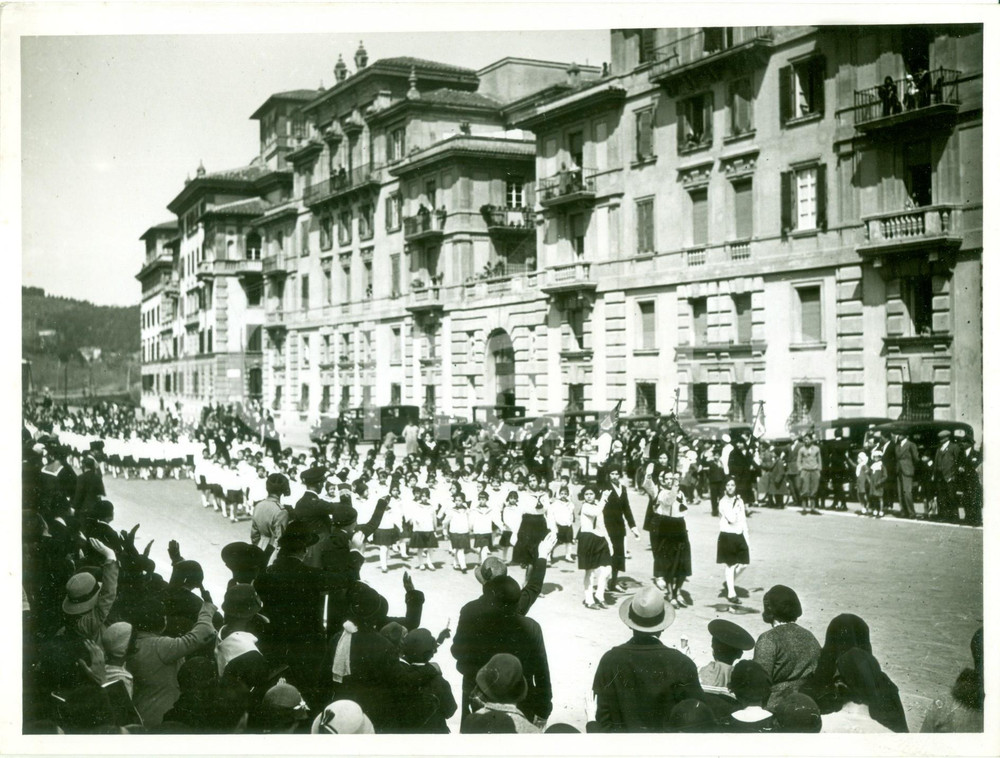Fotografia d epoca originale 1935 ca ROMA Parata Figlie della Lupa e Piccole Italiane Fotografia 1