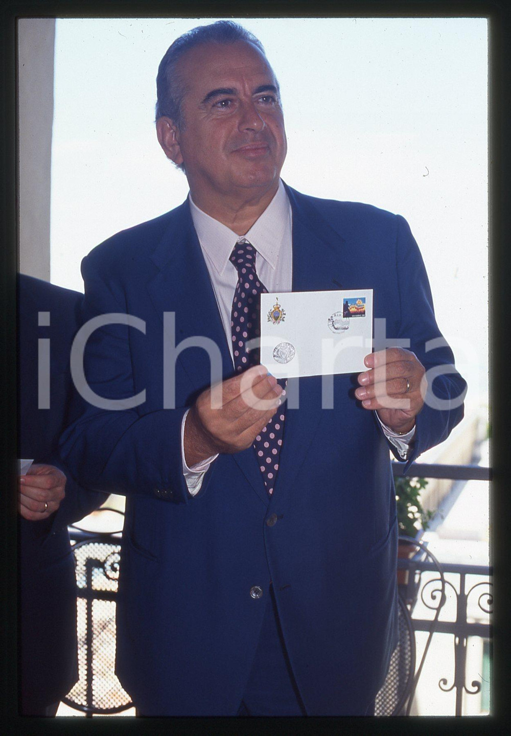 35mm vintage slide* 1996 Vittorio SALVETTI presenta francobollo FESTIVALBAR (5)