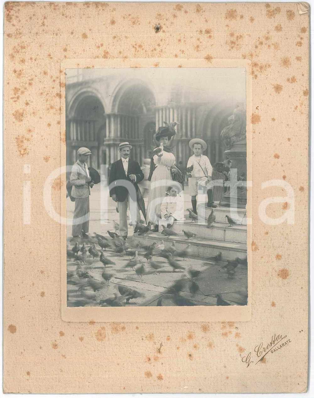 1910 ca VENEZIA Piazza San Marco - Ritratto di famiglia - Foto CROTTA GALLARATE Fotografia originale d'epoca, montata su cartoncino rigido.FOTOGRAFO: Giuseppe Crotta - Gallarate VERY POOR/gravemente danneggiato evidenti fioriture; sbrecciature angolari Formato: 18x24 cm originale e autentica 1