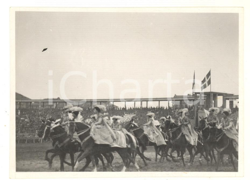 1928 TORINO Carosello Storico - Le dame di Margherita di Valois a cavallo *Foto Fotografia originale d'epoca.  FAIR/discreto piegatura al lato sinistro; difetti di stampa Formato: 12x8 cm originale e autentica 1