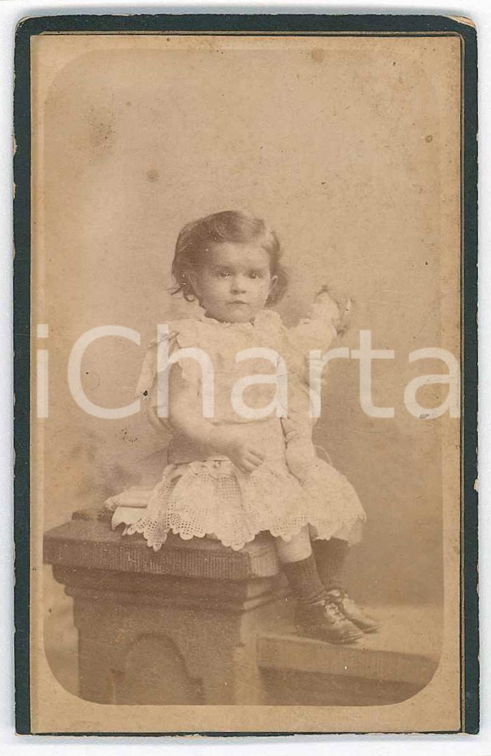 1890 ca ALBI Portrait de petite fille avec poupée - Photographie L'AILLAUD - CDV  Fotografia d'epoca. FAIR/discreto Lievi smussature agli angoli Formato: 6x10 originale e autentica 1