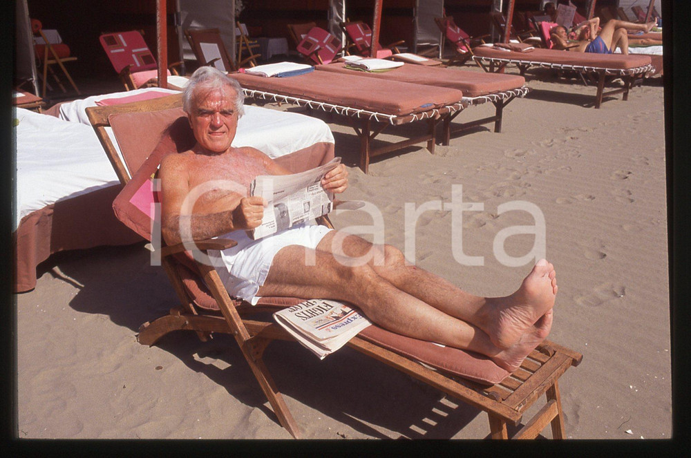 35mm vintage slide* 1990 ca LIDO DI VENEZIA Jack VALENTI in spiaggia (5)
