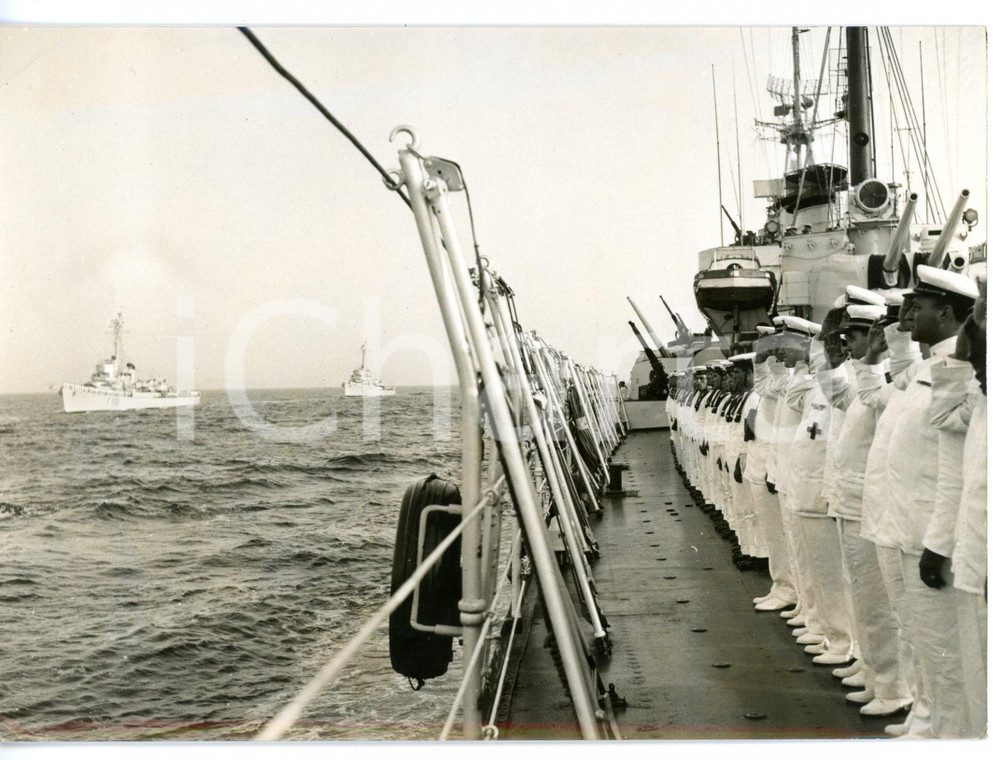 1956 MAR TIRRENO "Esercitazione Aurora" - Marina militare durante manovre navali Fotografia d'epoca con didascalia coeva.  CONDIZIONI: G (ma piccola piegatura all'angolo superiore sinistro) FORMATO: 18x13 cm     originale e autentica 1