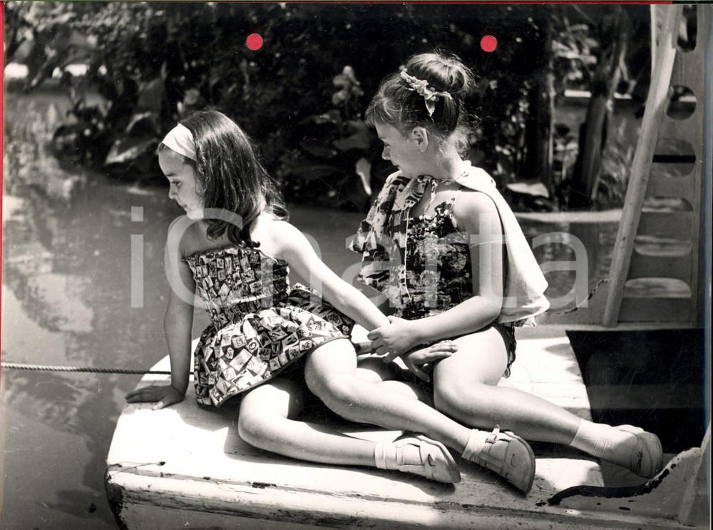 Fotografia d epoca originale 1960 ca PALERMO MODA ESTIVA Coppia di bambine su un pontile Foto URSO 1