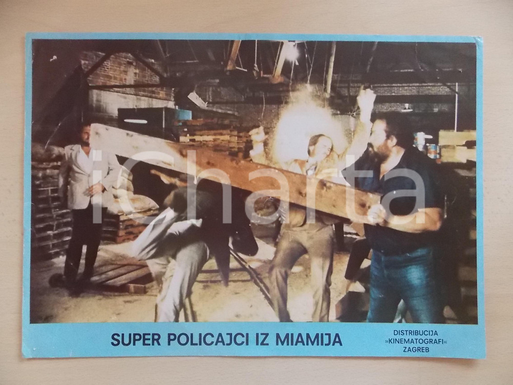 Materiale cinematografico d’epoca 1985 MIAMI SUPERCOPS Bud SPENCER colpisce uomo con trave Lobby card ED. CROATA 1