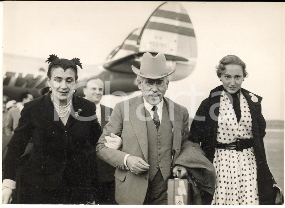 1952 MILANO MALPENSA Arrivo di Arturo TOSCANINI tra la figlia e la nipote *Foto