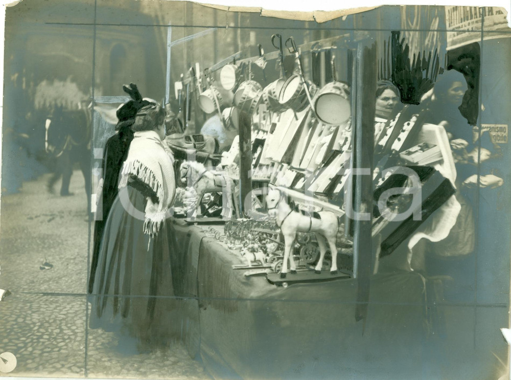 Fotografia d epoca originale 1915 ca MILANO Donne osservano vetrine allestite per NATALE Foto DANNEGGIATA 1