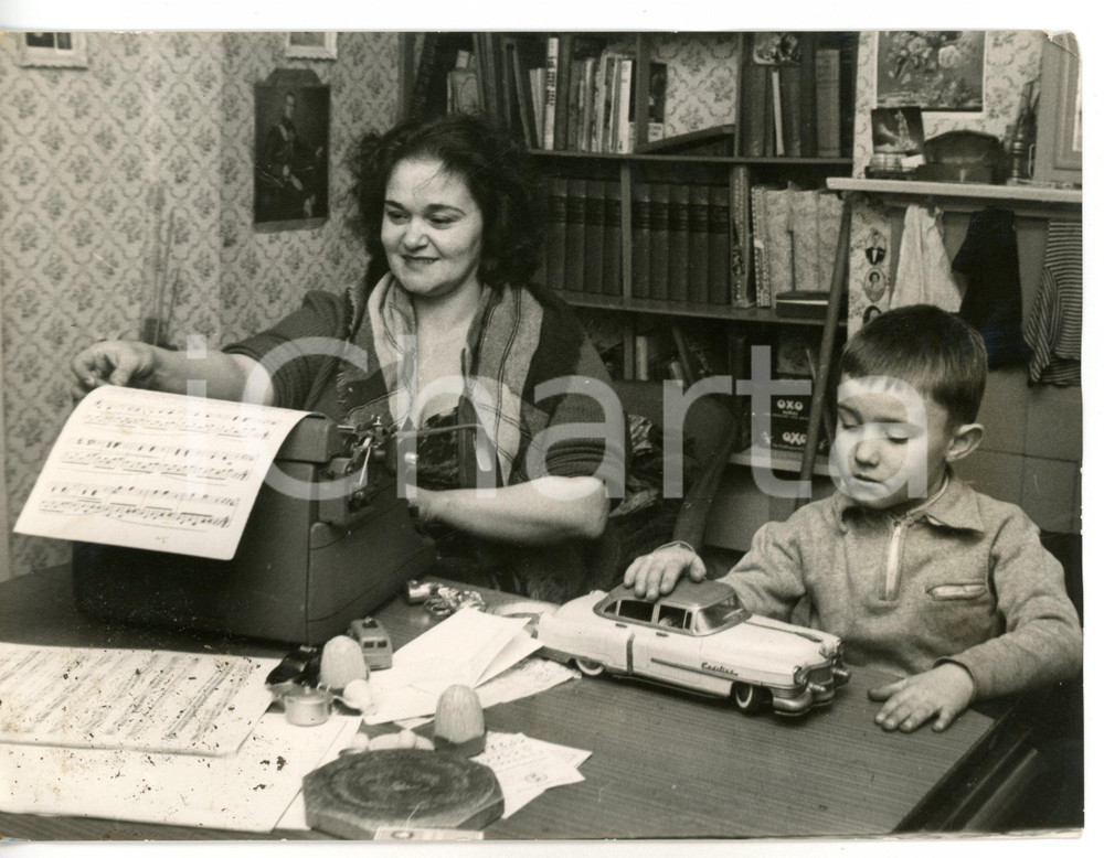 1961 LONDON - CAMBERWELL Lily PAVEY at work on her Musical Typewriter *Foto Fotografia d'epoca con didascalia coeva al verso. CONDIZIONI: FAIR (piegatura al margine sinistro)FORMATO: 20x15 cm     originale e autentica 1