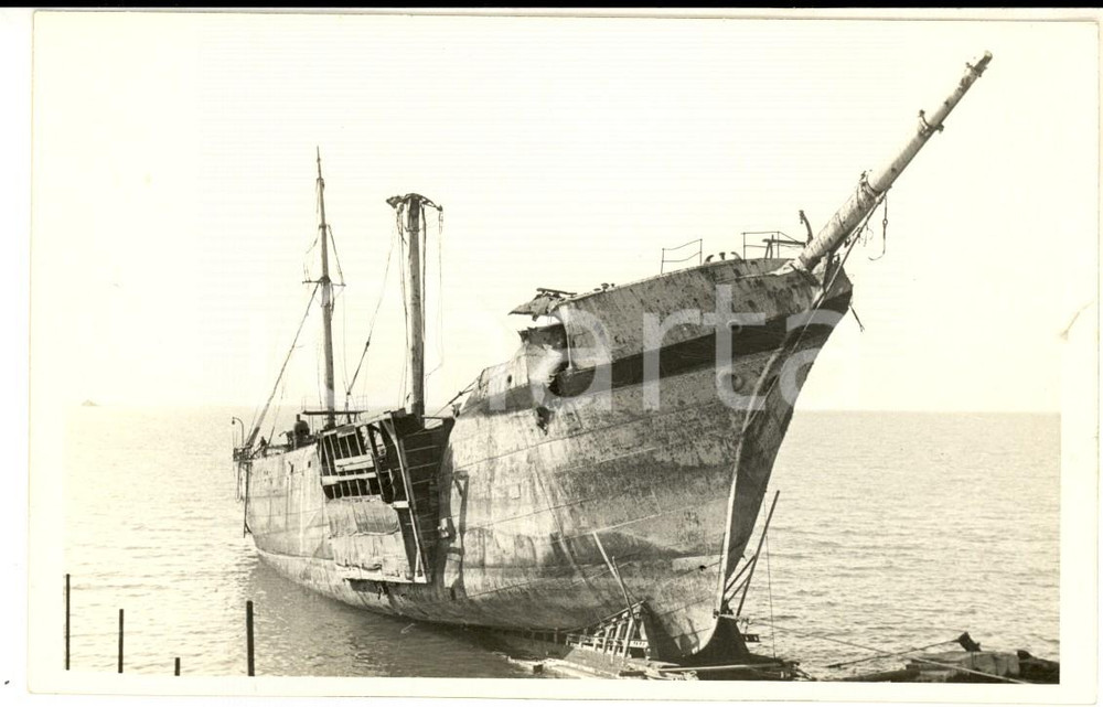 Fotografia d epoca originale 1950 ca ANCONA Relitto di una nave verso la demolizione Foto CORSINI 14x9 cm 1