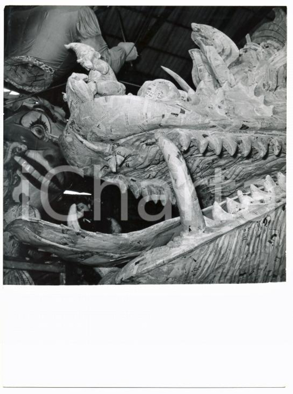 Fotografia d epoca originale 1955 CARNEVALE VIAREGGIO Carrista modella dente di drago Carro allegorico Foto 1