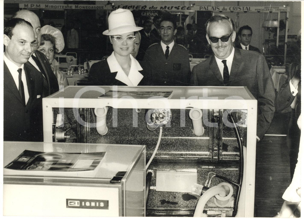 1967 MONTECARLO Fiera Industria - Grace e Ranieri di Monaco allo stand IGNIS Fotografia d'epoca con didascalia coeva al verso. CONDIZIONI: G FORMATO: 18x13 cm     originale e autentica 1